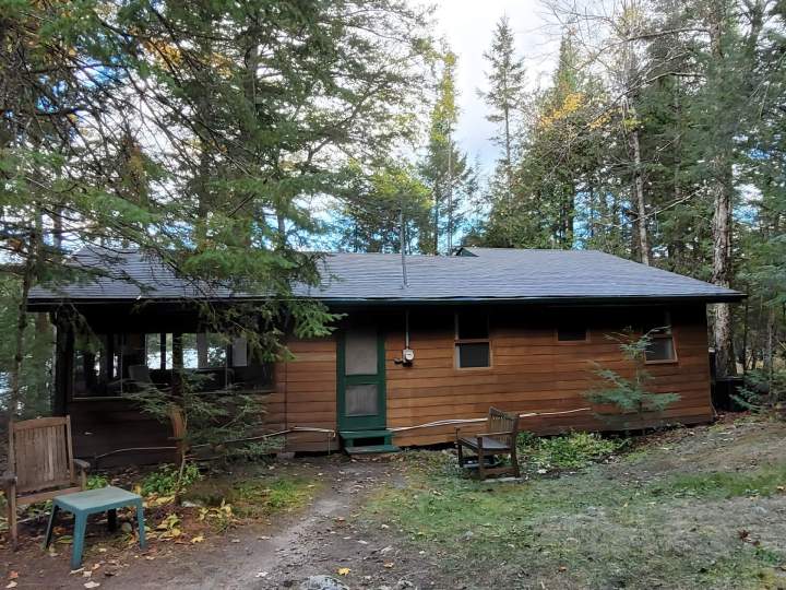 chalet bois toiture metallique noire Outaouais