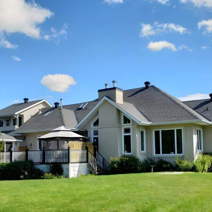 maison moderne bardeaux gris clair Outaouais