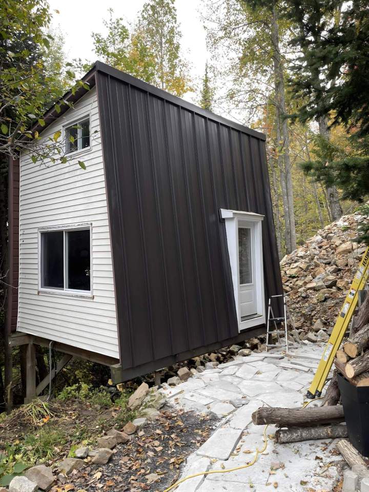 petite maison toiture metallique noir blanc Outaouais